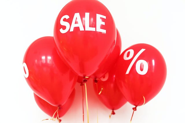 Red balloons with SALE printed on them